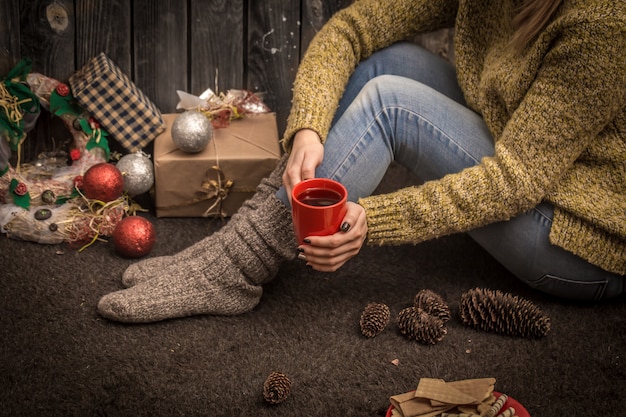 fille avec une tasse rouge à la main