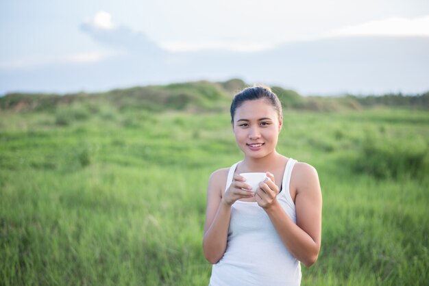 Fille avec une tasse