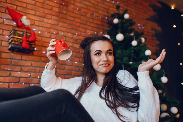 fille avec une tasse