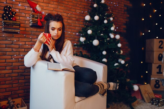 fille avec une tasse