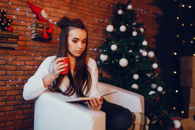 fille avec une tasse