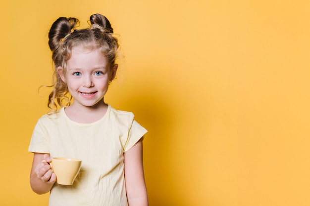 Fille avec tasse