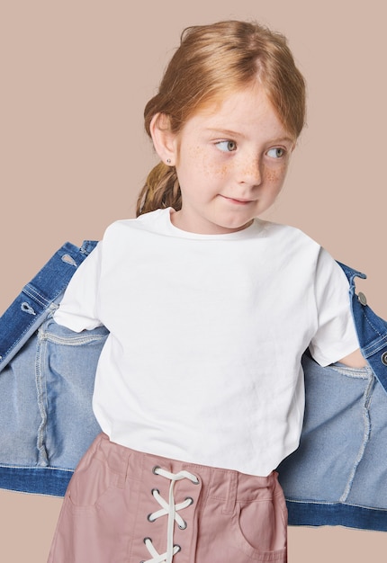 Photo gratuite fille avec tee-shirt blanc et veste en jean