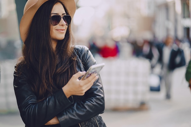 fille avec téléphone à Istanbul