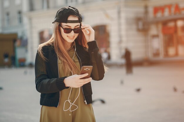 Fille avec téléphone