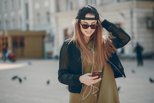 Fille avec téléphone