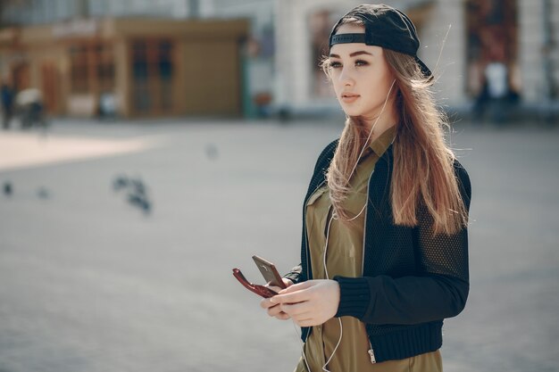 Fille avec téléphone