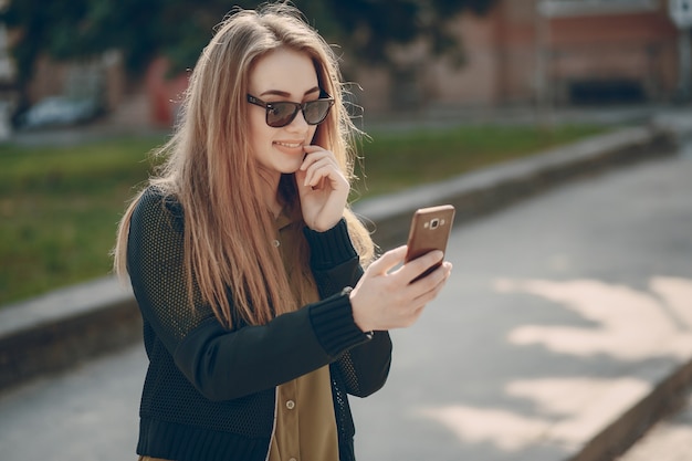 Fille avec téléphone