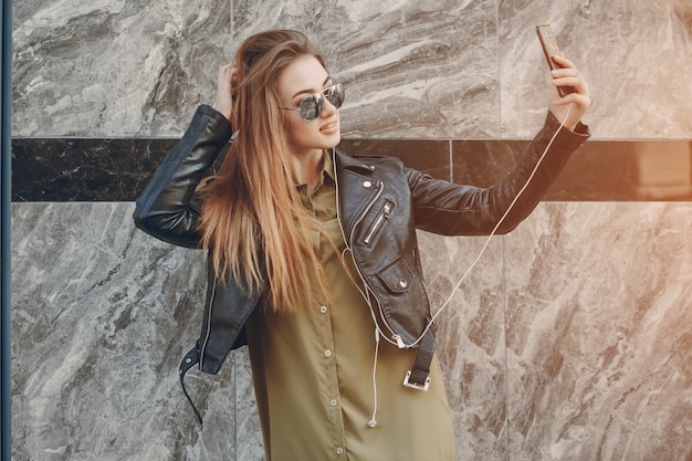 Fille avec téléphone