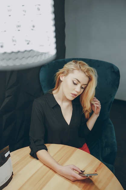 Fille avec téléphone