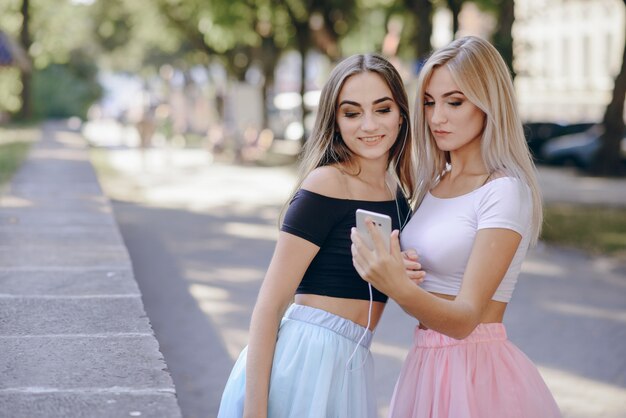 Fille avec téléphone