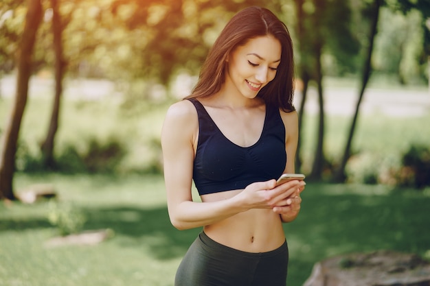 fille avec téléphone