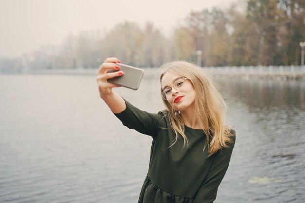 fille avec téléphone