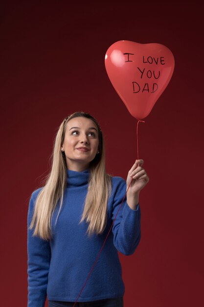 Photo gratuite fille tenant un ballon pour son père