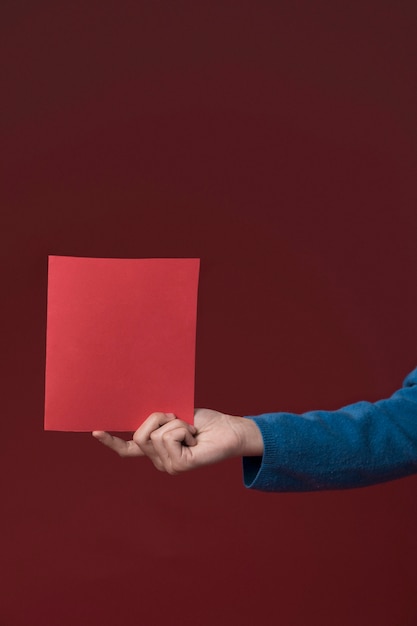 Fille tenant une carte de voeux pour la fête des pères