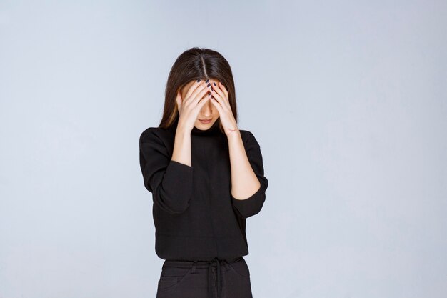 Fille tenant sa tête car elle est fatiguée ou a mal à la tête. photo de haute qualité