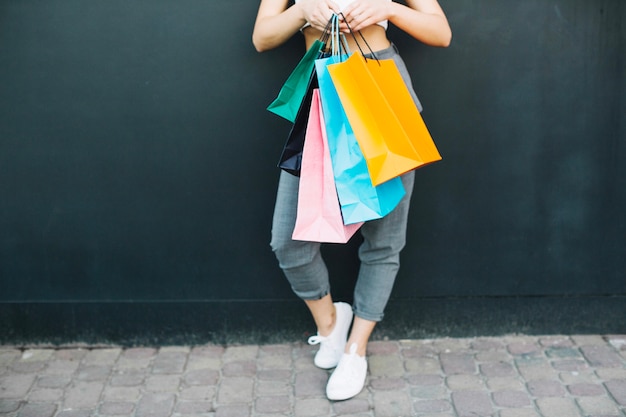 Photo gratuite fille tenant des sacs à provisions