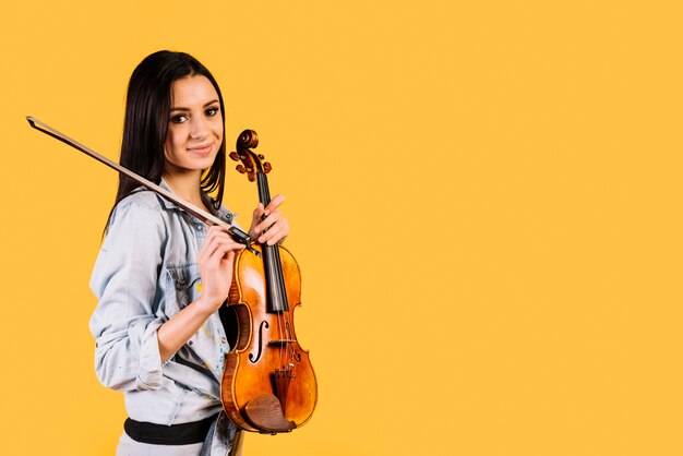 Fille tenant un violon