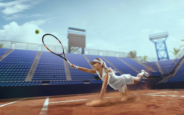 Fille de tennis sur un court de tennis professionnel