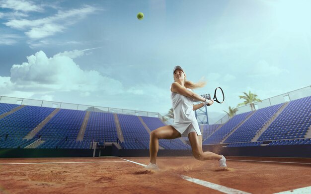 Fille de tennis sur un court de tennis professionnel