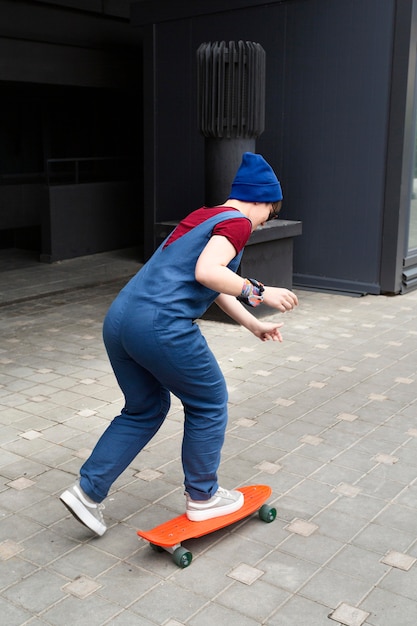 Photo gratuite fille de tir complet à bord d'un sou