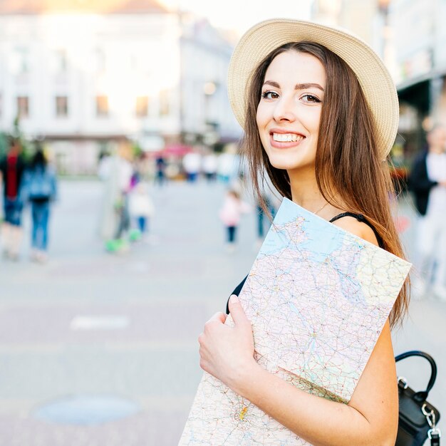 Fille touristique en ville avec carte