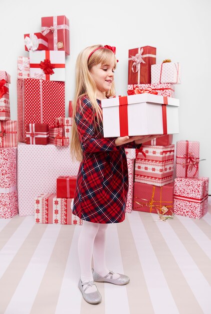 Fille transportant de lourds cadeaux de Noël