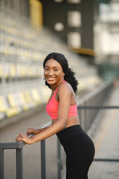 Fille travaillant dehors sur un stade