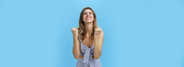 Photo gratuite fille triomphante levant les mains dans l'acclamation du bonheur et de la victoire debout content et excité avec