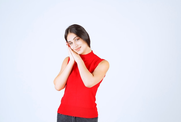 Fille unissant ses mains et demandant quelque chose.