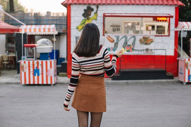 Fille va à un camion de nourriture