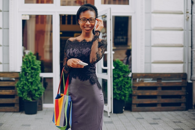 Photo gratuite la fille va dans les rues de la ville