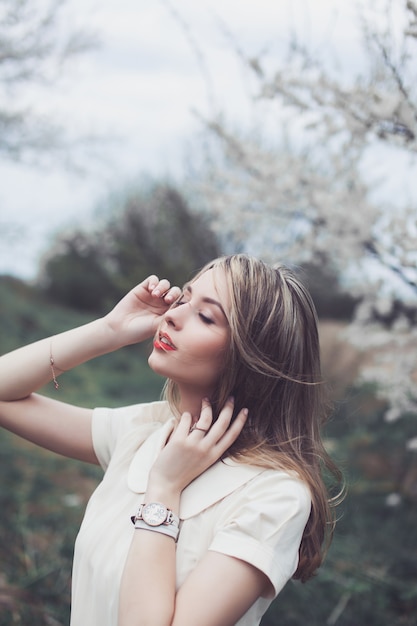 Fille vacances d&#39;été assez belle