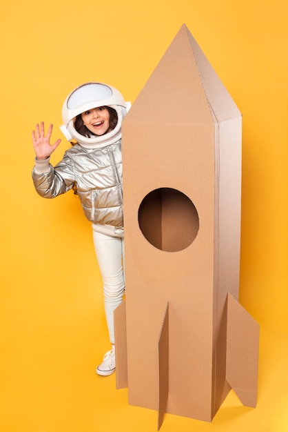 Fille avec vaisseau spatial de dessin animé et costume