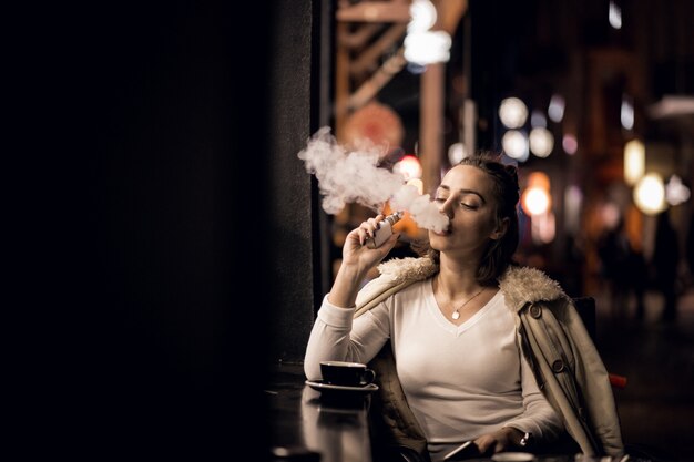 Fille vaping