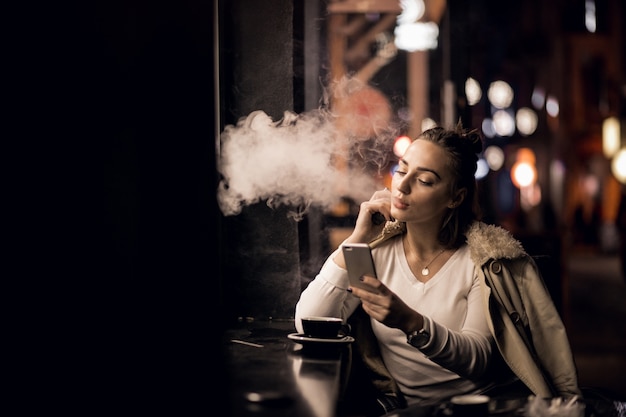 Photo gratuite fille vaping