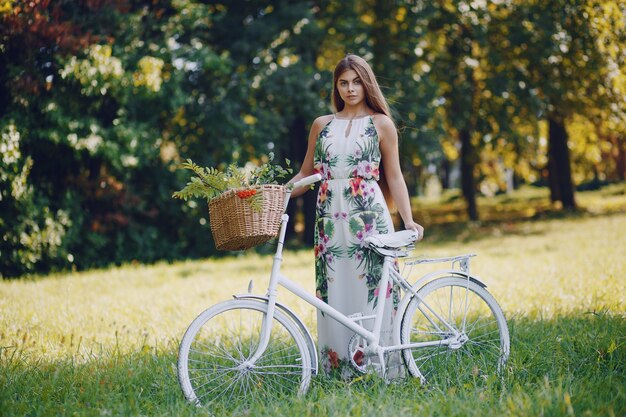 Fille avec un vélo