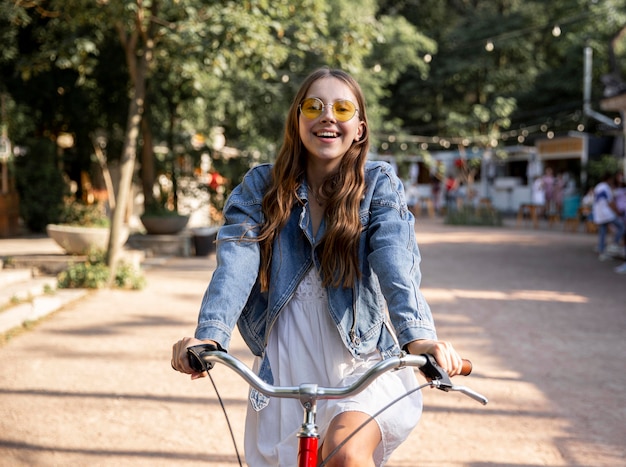 Fille à vélo