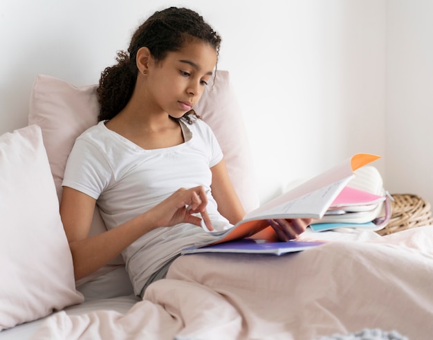 Fille vérifiant ses notes avant l'école