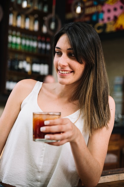 Fille avec un verre