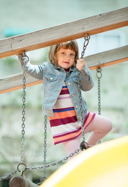 Fille en veste à l&#39;aire de jeux