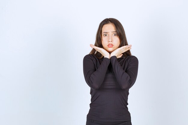 Fille en vêtements noirs à la surprise et peur.