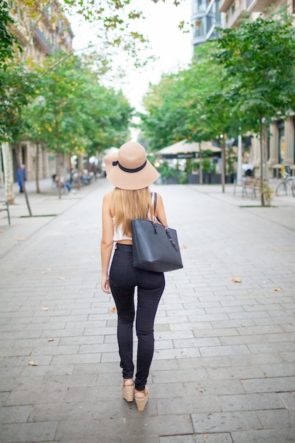 Fille de la ville marchant sur la rue piétonne