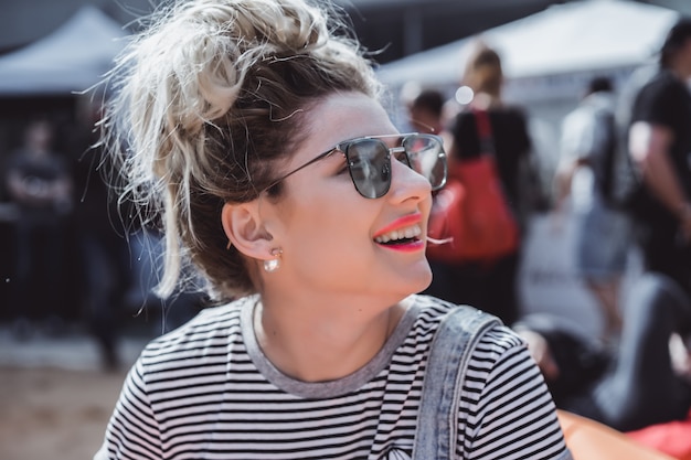 Fille En Vintage Lunettes De Soleil Avec Des Tatouages ​​portrait Gros Plan Sur La Rue Lors D'un Pique-nique Avec Des Amis. Chill Fille