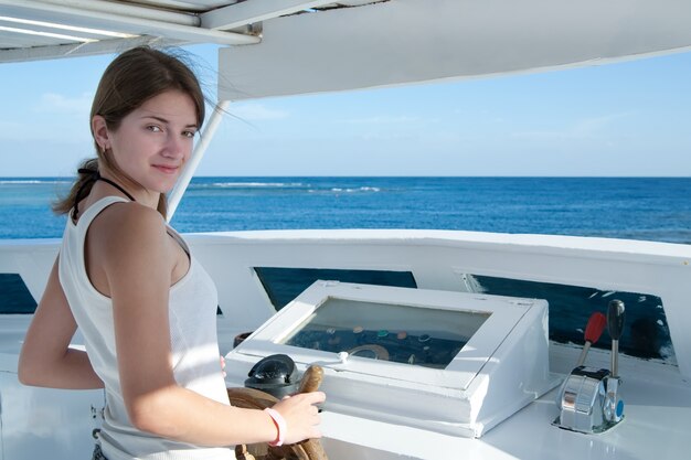 Fille avec volant