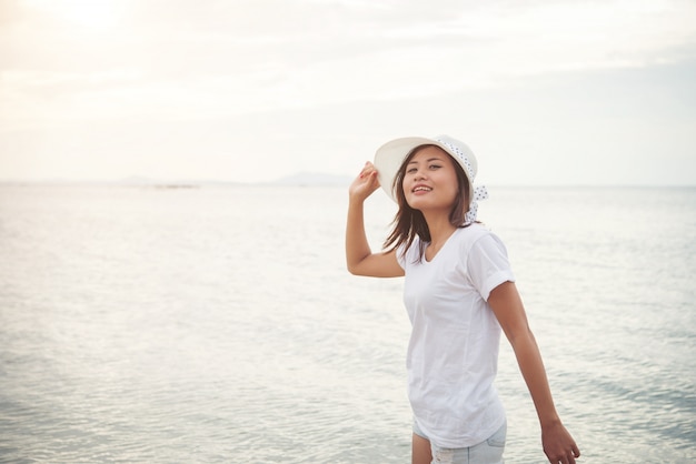 Fille voyage jambes d&#39;été seul