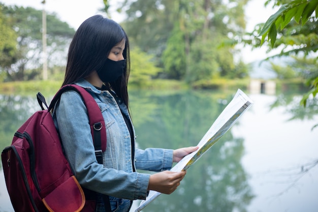 Fille De Voyageur Recherchant La Bonne Direction Sur La Carte