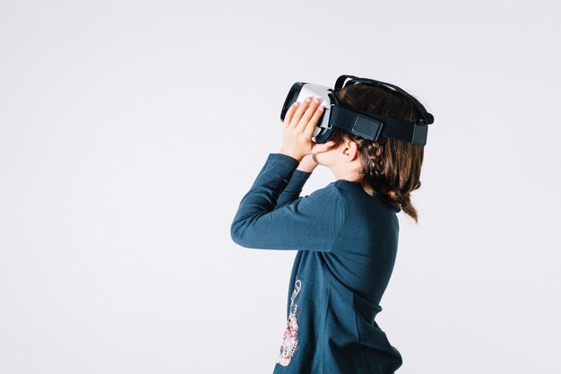 Fille en VR lunettes