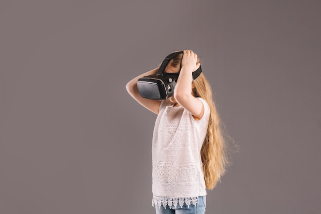 Photo gratuite fille en vr lunettes