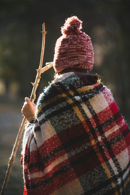 Fille Vue Arrière Avec Bâton